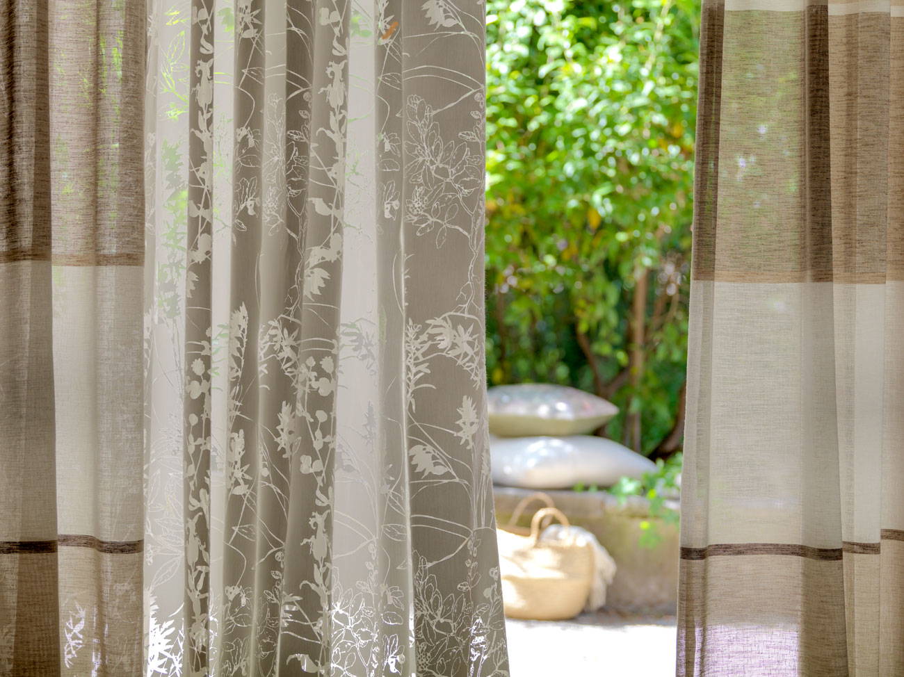 Cómo debo mandar a hacer las cortinas para una ventana pequeña?, Diseño y  Decoración